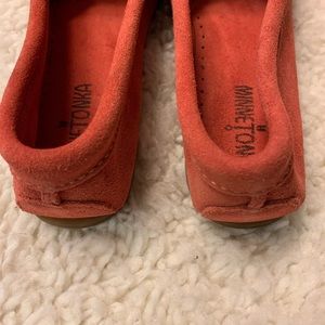 Women’s Minnetonka moccasin (CORAL color)